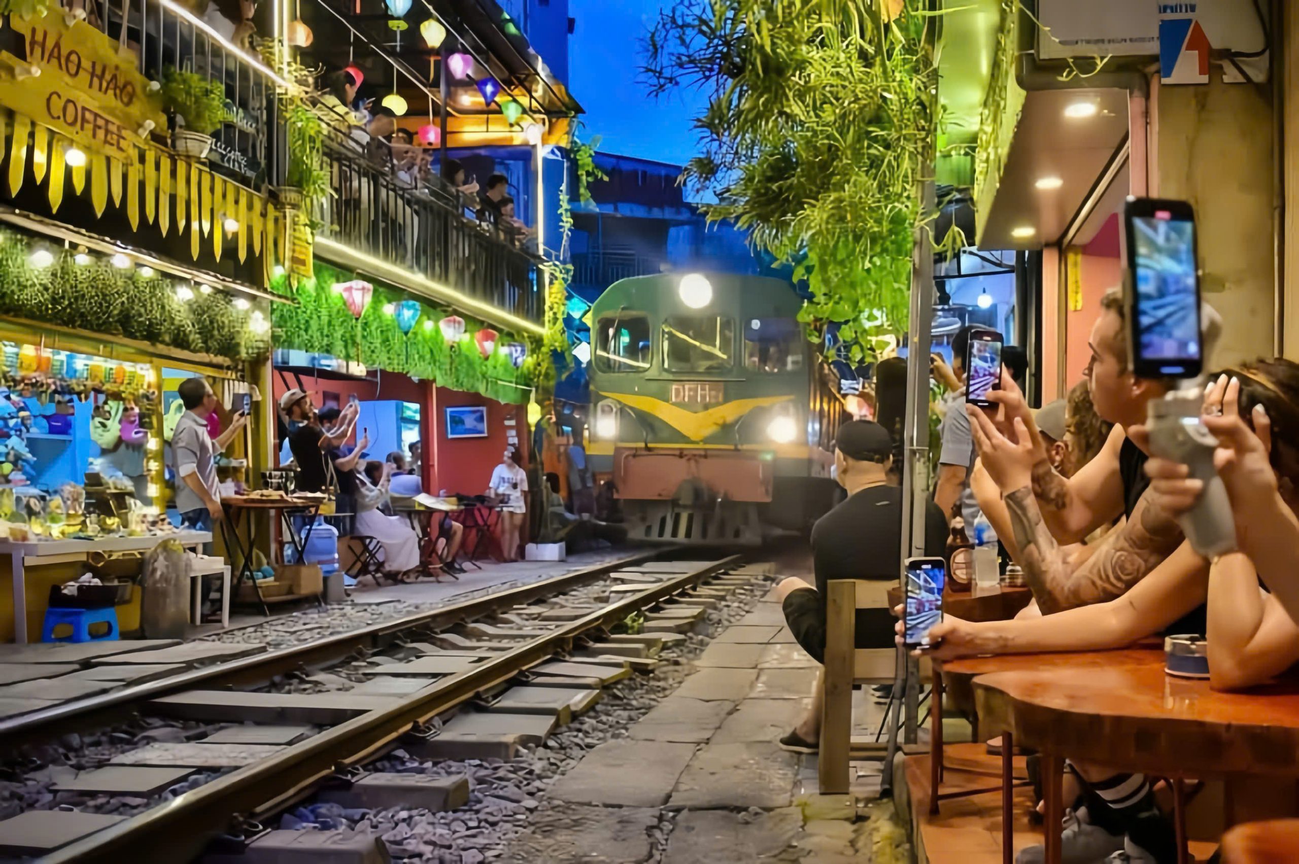 hanoi train street